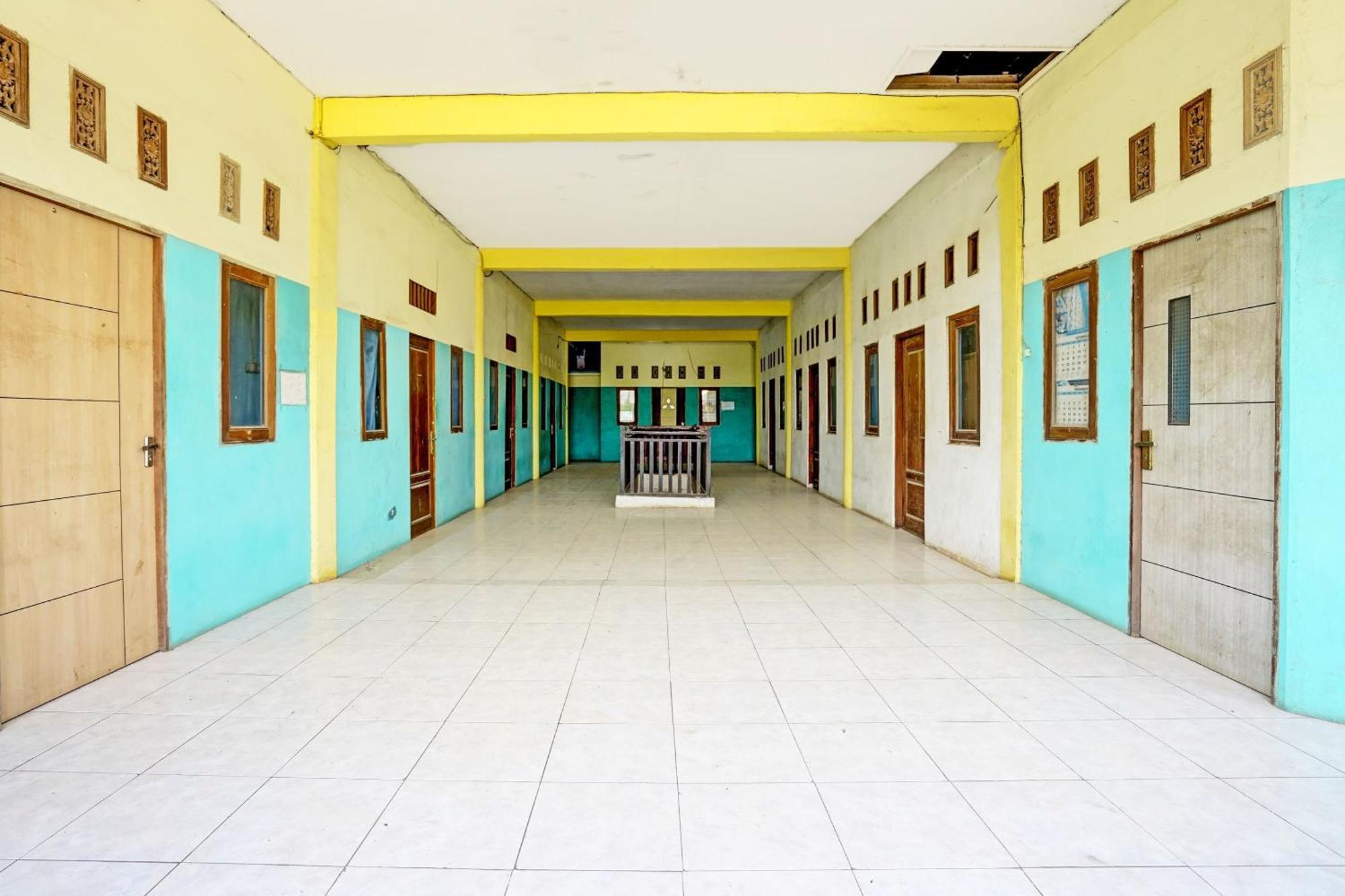 Oyo Life 93037 Nova Jaya Homestay Syariah Lamongan Eksteriør billede