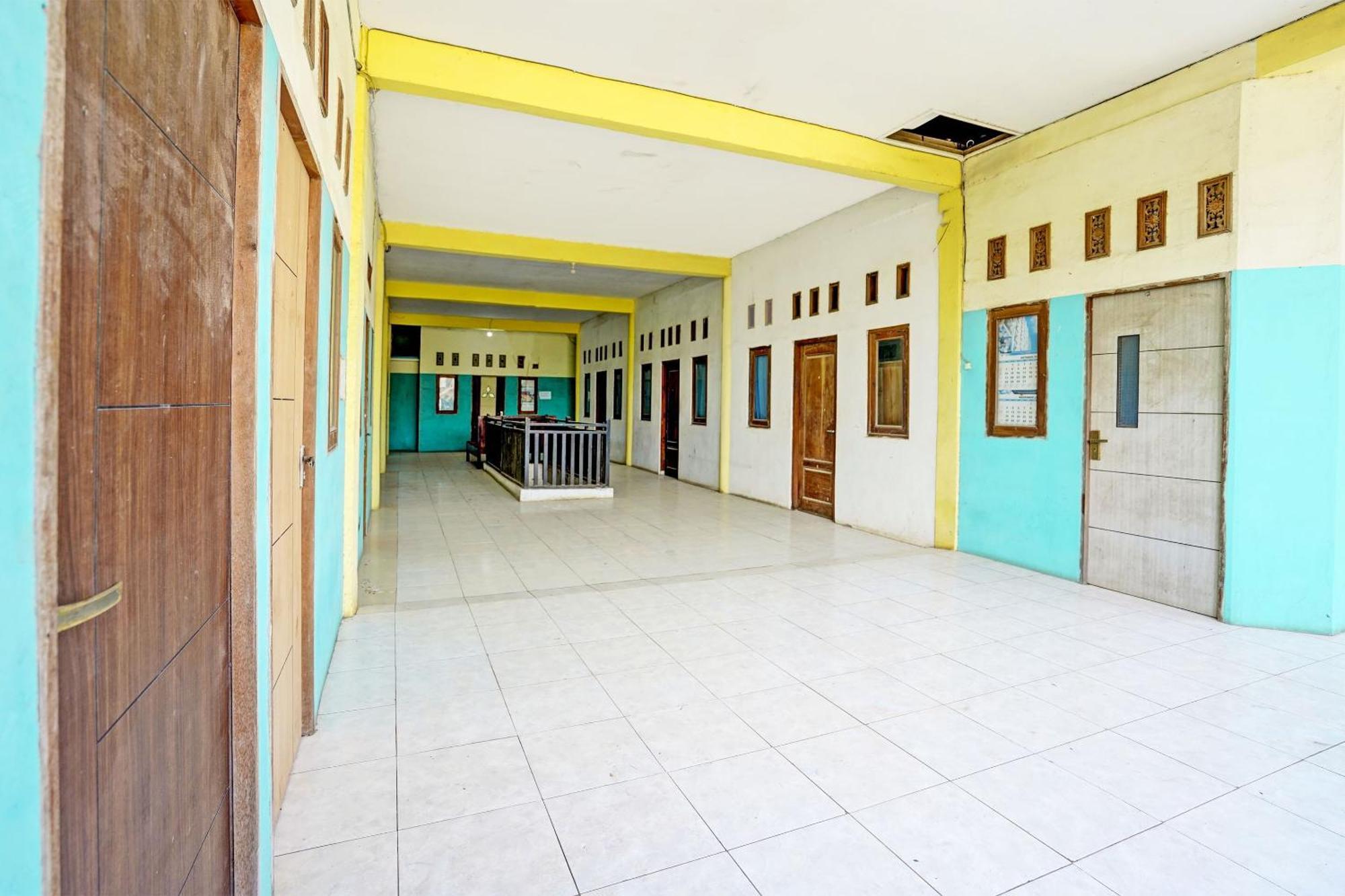 Oyo Life 93037 Nova Jaya Homestay Syariah Lamongan Eksteriør billede