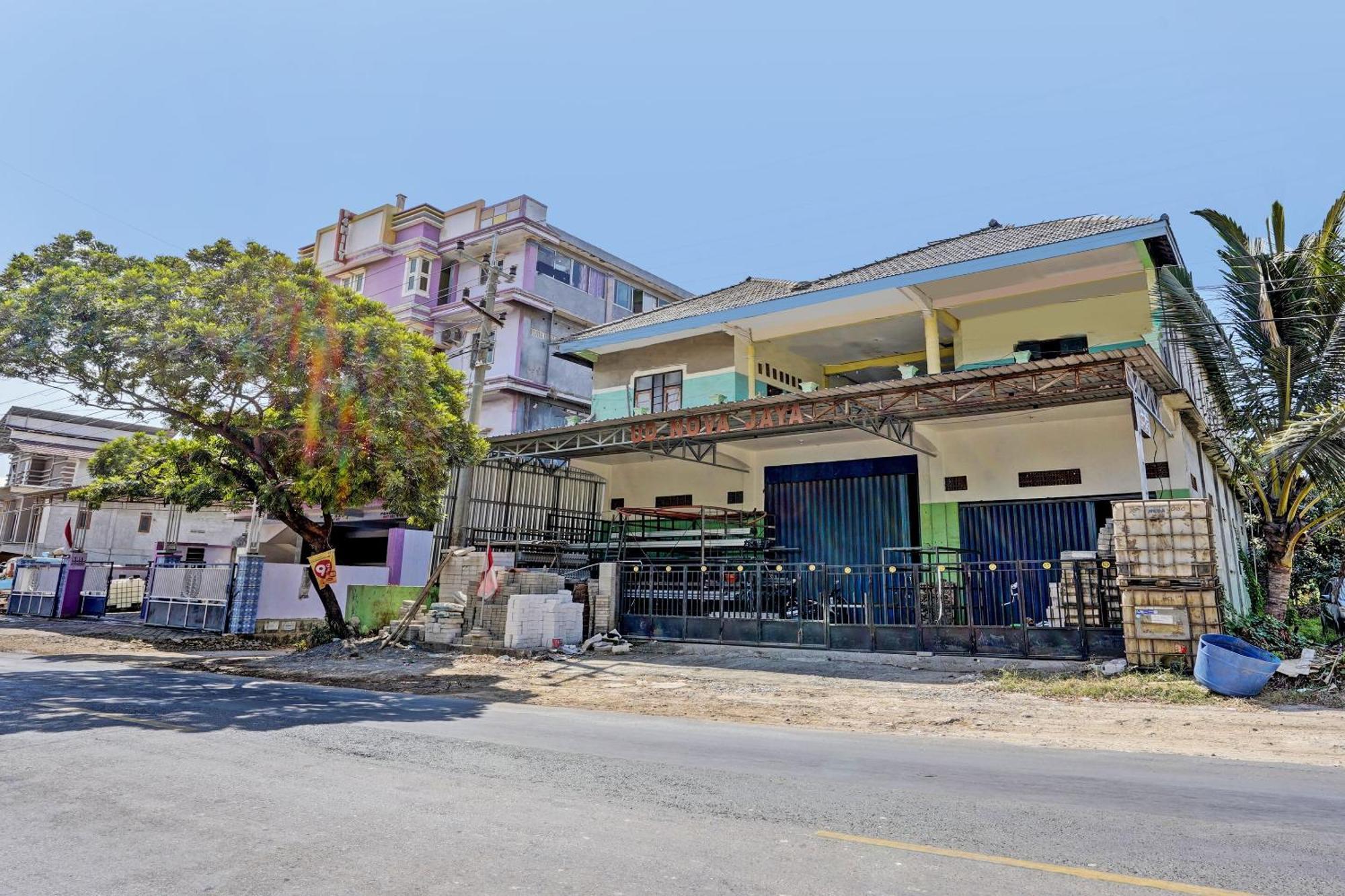 Oyo Life 93037 Nova Jaya Homestay Syariah Lamongan Eksteriør billede